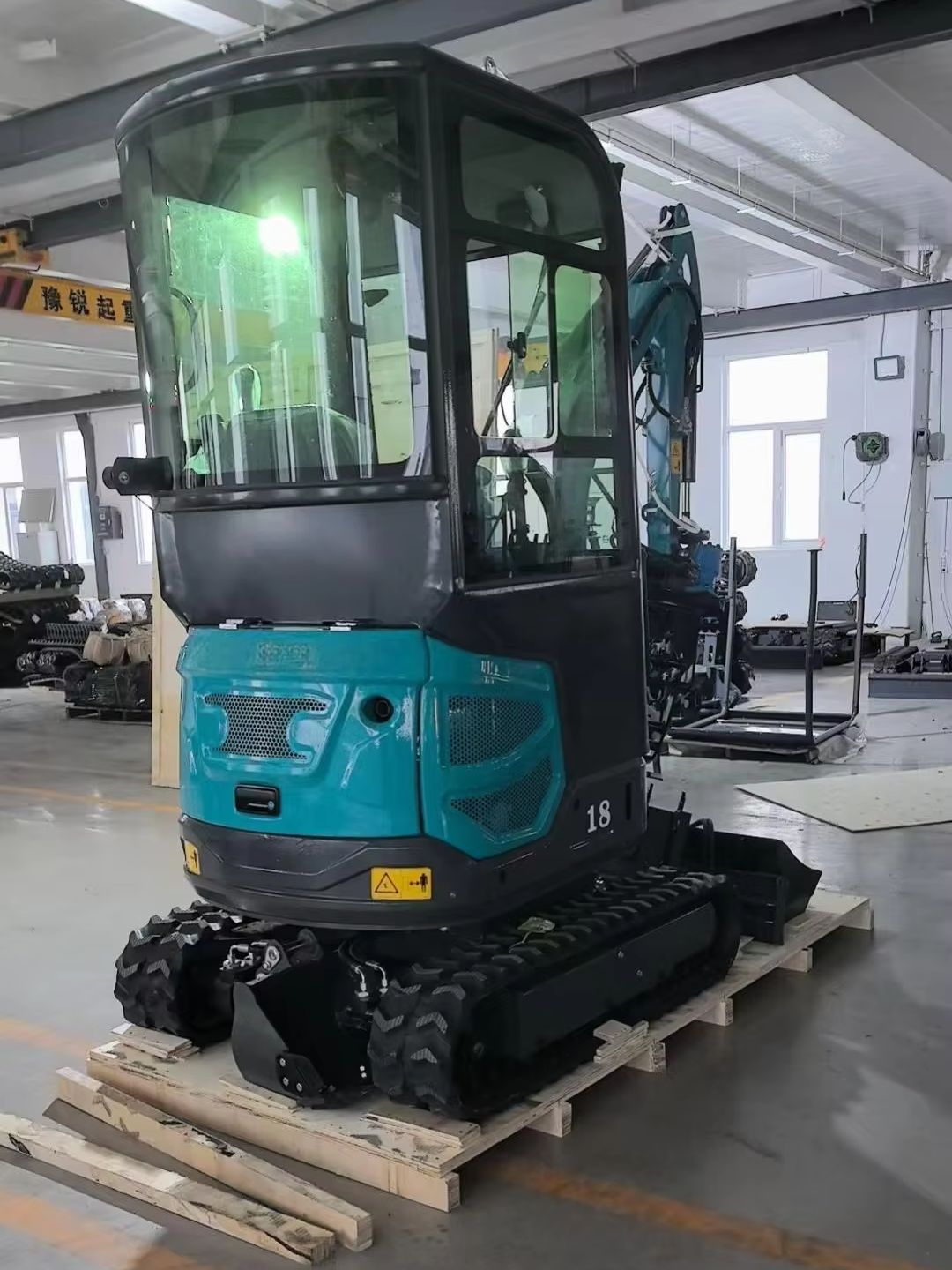 1.8 Ton Mini Excavator with At - Farming Pump For Agriculture บทวิจารณ์และราคา